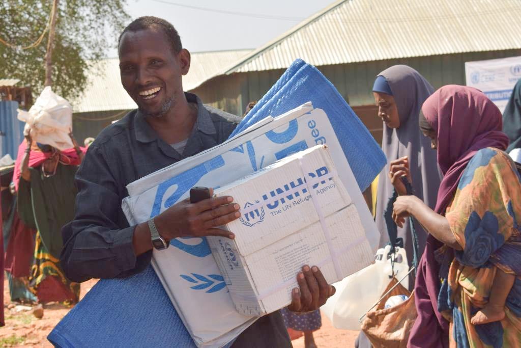 Somalia_UNHCR-distributes-Non-Food-Items-to-drought-affected