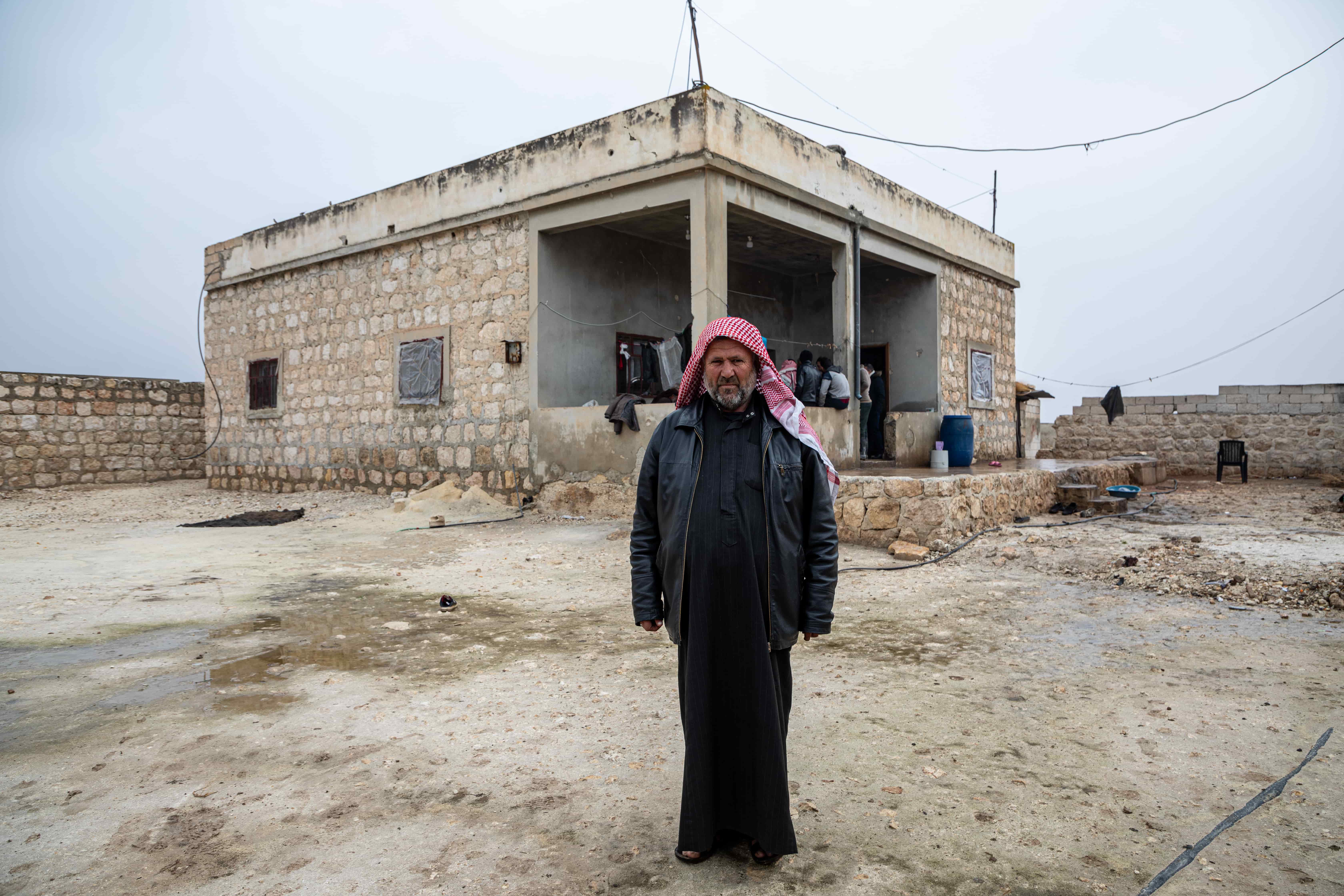 Syria_UNHCR-installs-shelter-packages