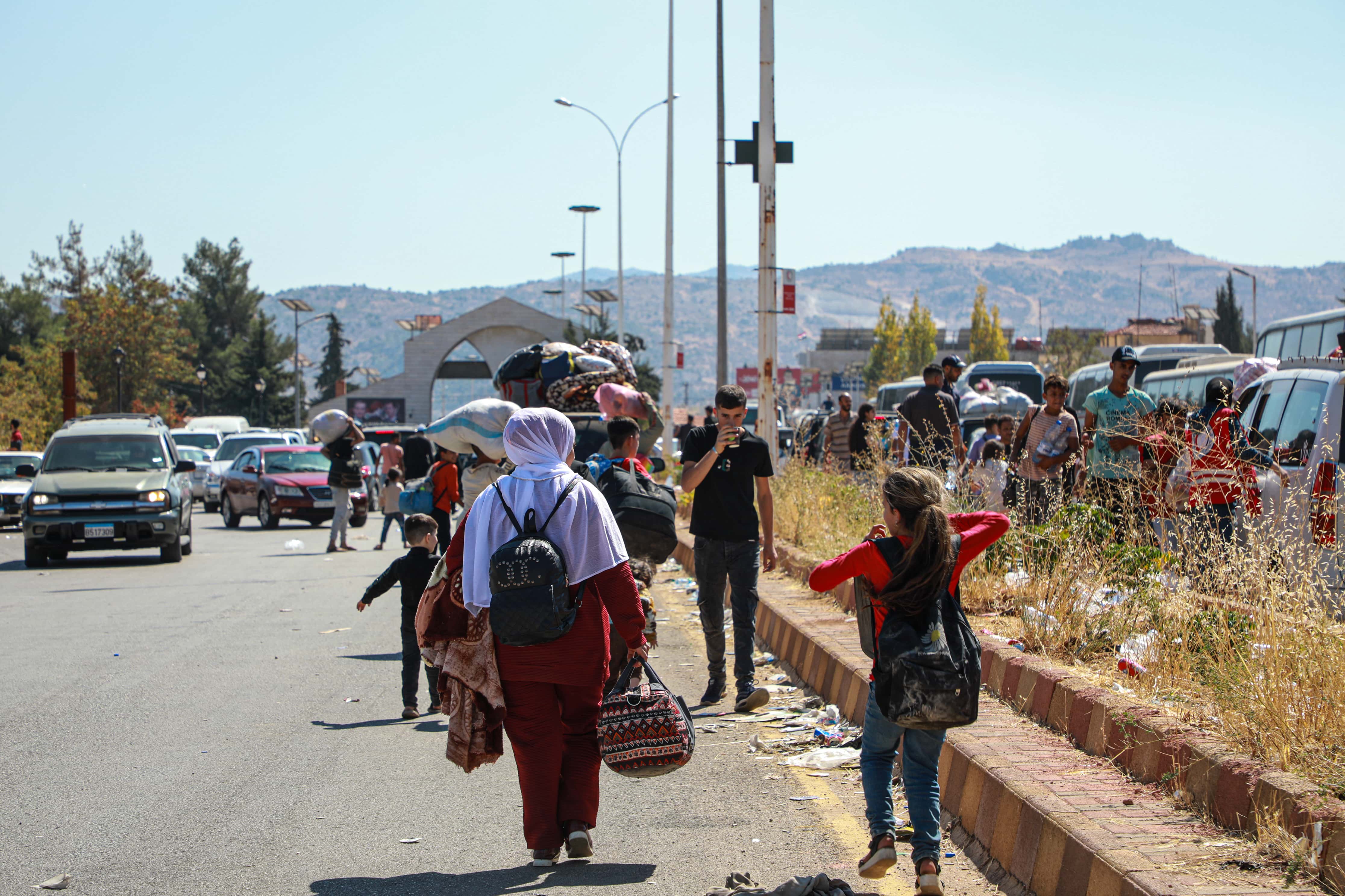 Syria_People-fleeing-israeli-airstrikes