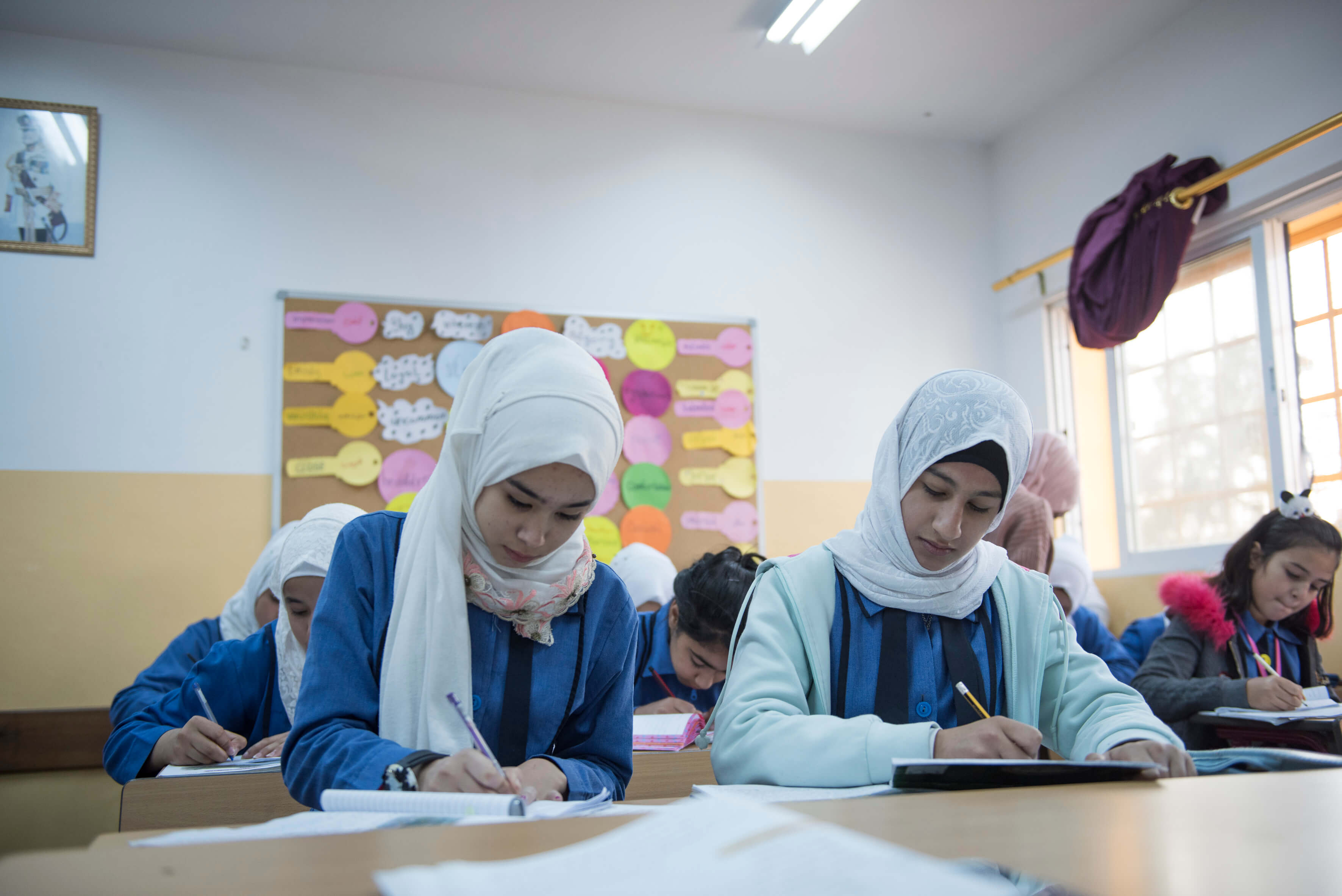banner_jordan_aryam-and-students-in-class