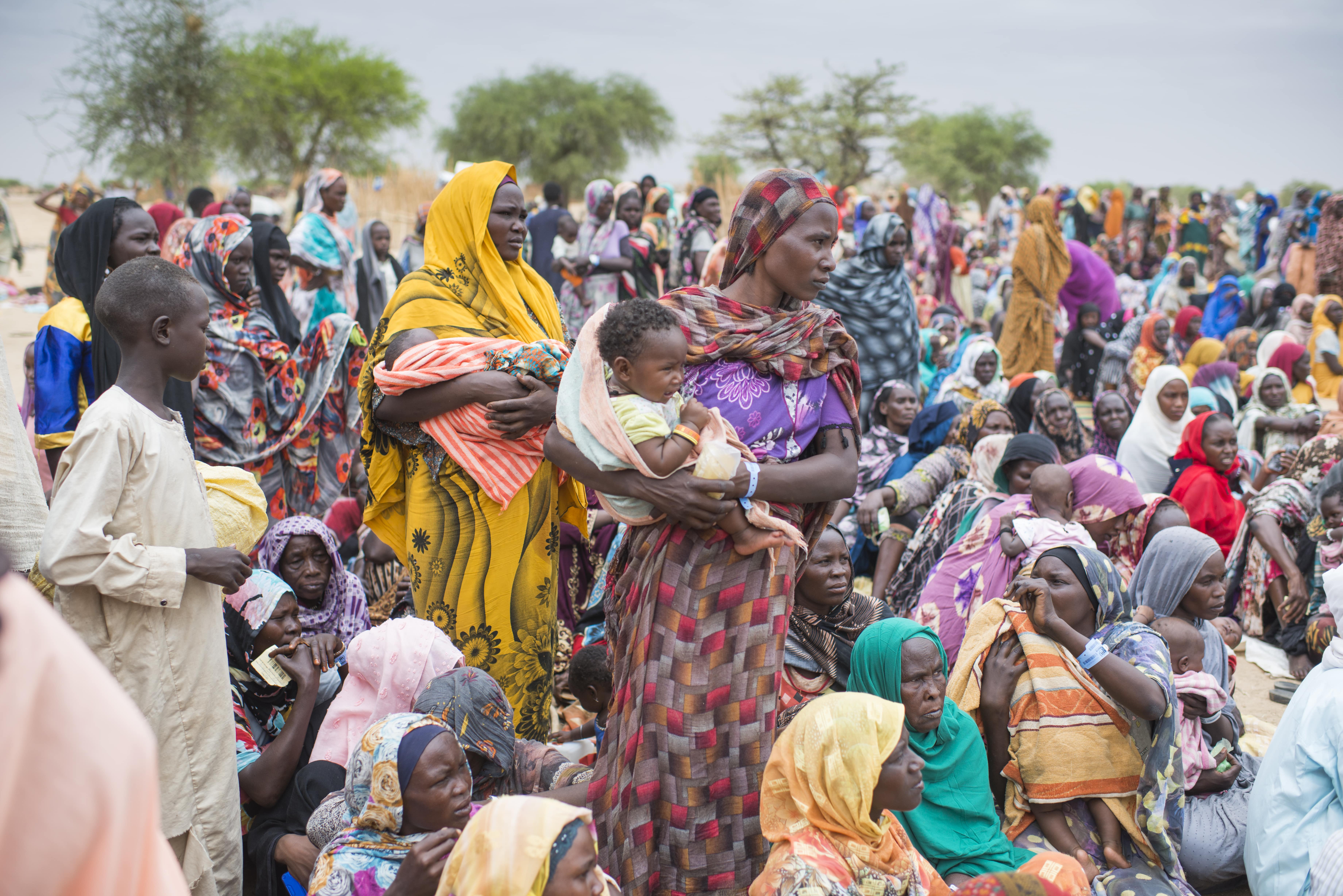 CHAD_Hundreds of newly arrived Sudanese refugees wait for the distribution of UNHCR relief kits (1)