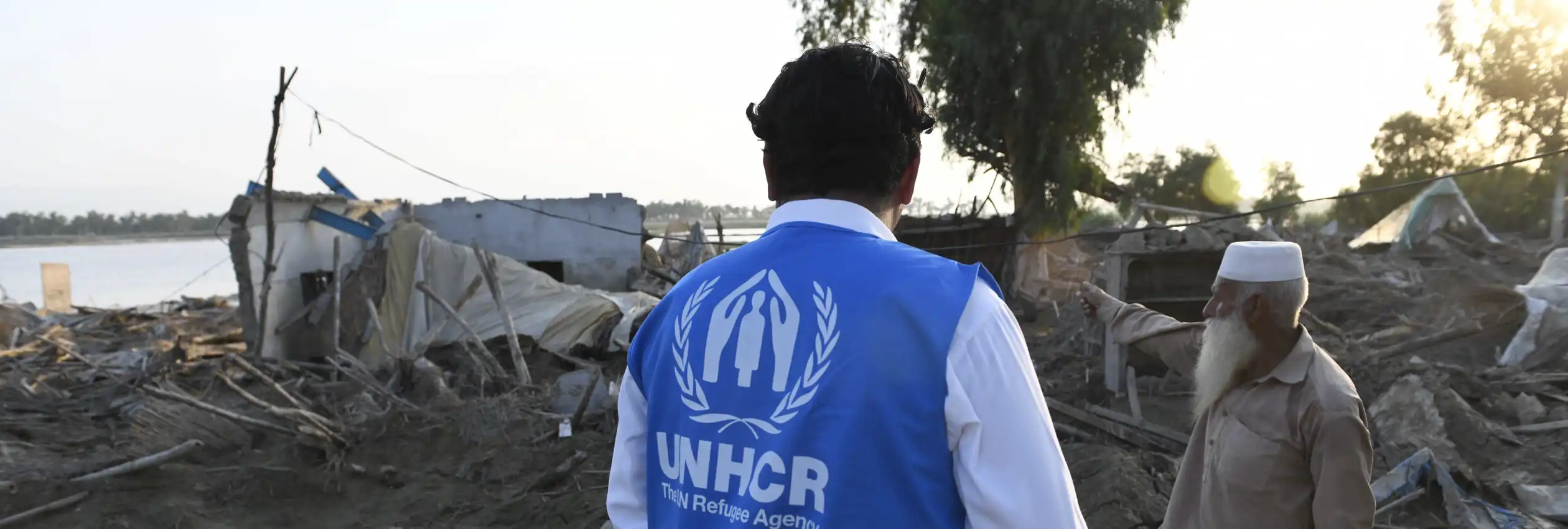 Pakistan_UNHCR-staff-flood-damage