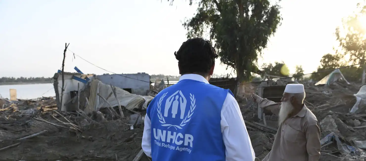Pakistan_UNHCR-staff-flood-damage