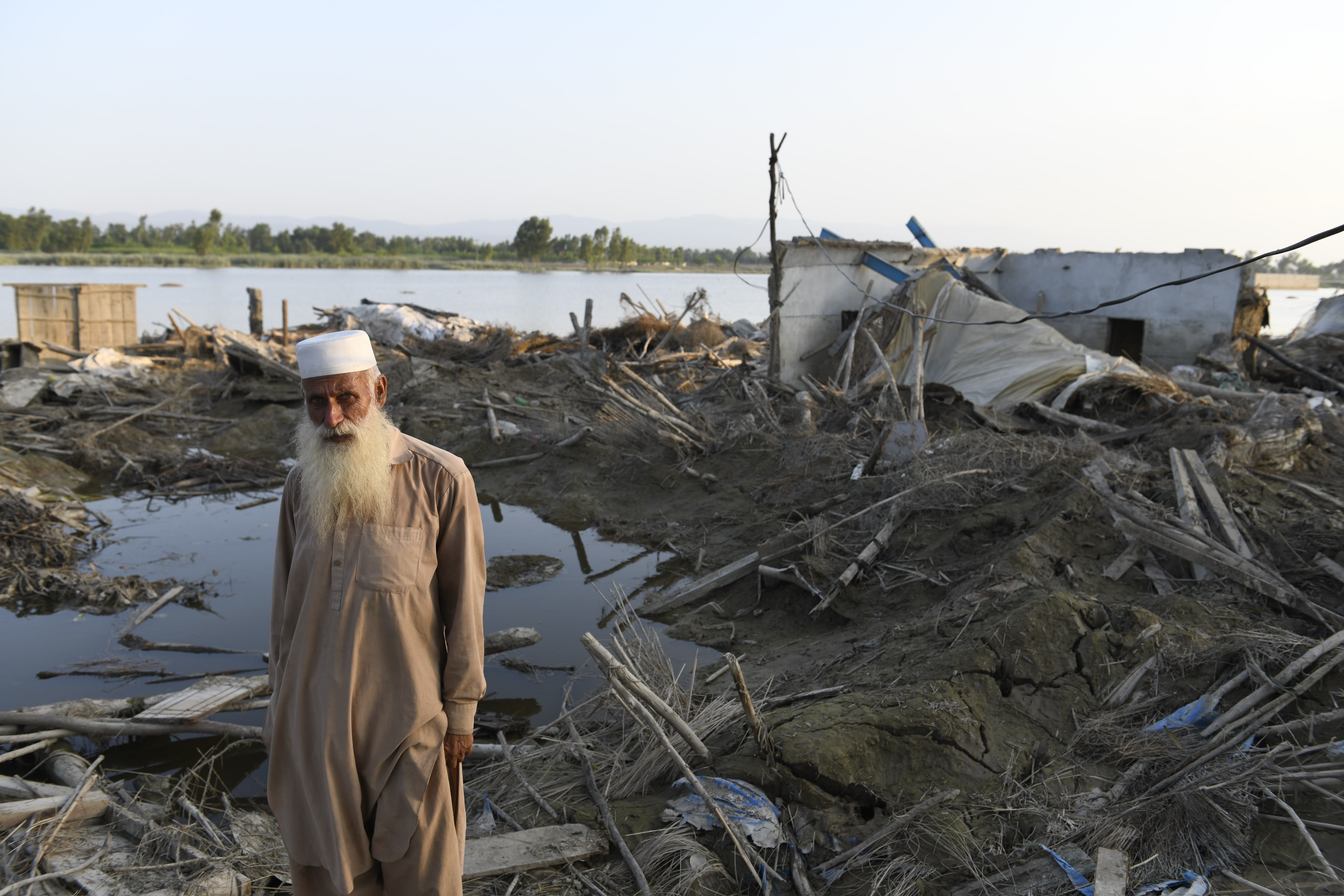 Pakistan_man-home-destroyed-by-flood