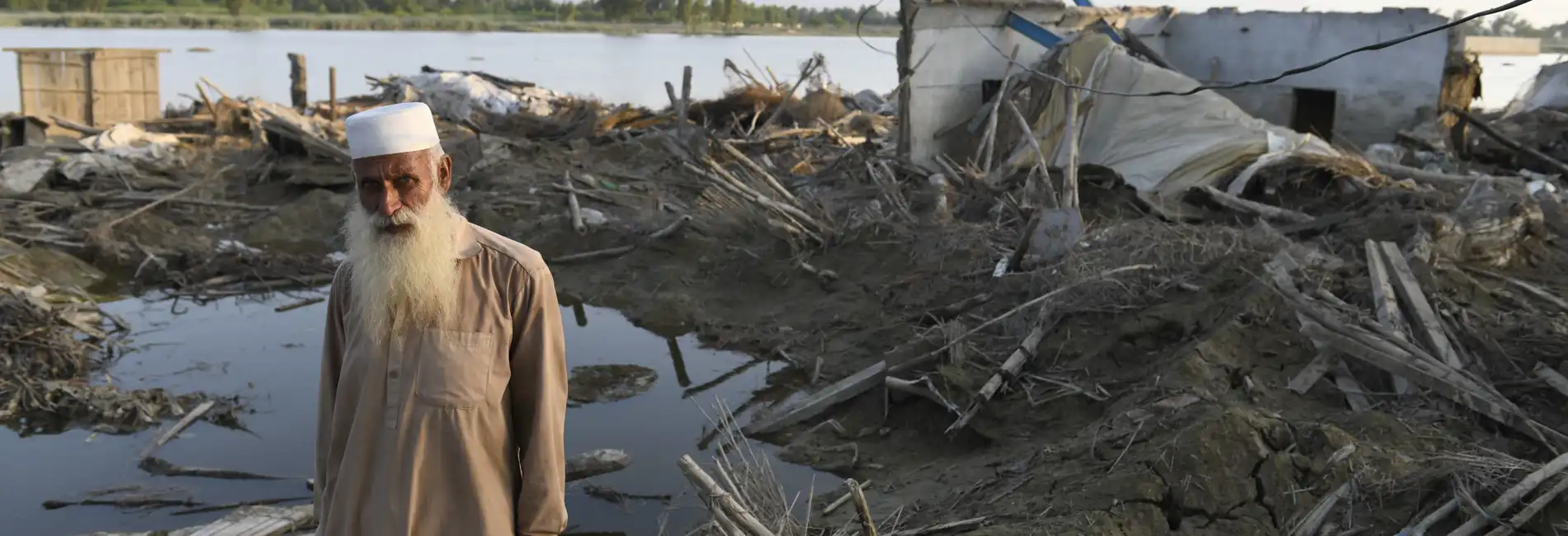 Pakistan_man-home-destroyed-by-flood