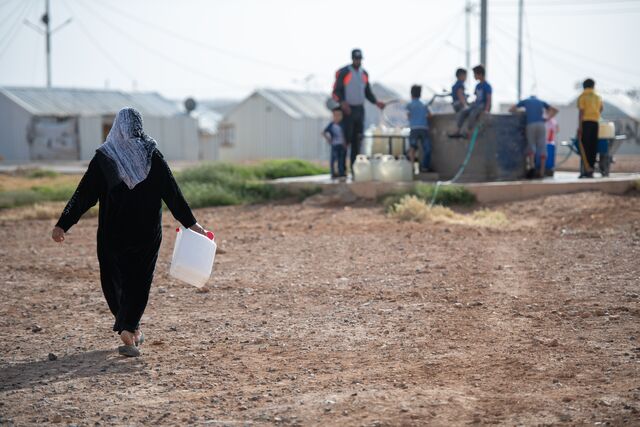 jordan_woman-collects-water-from-well-azraq