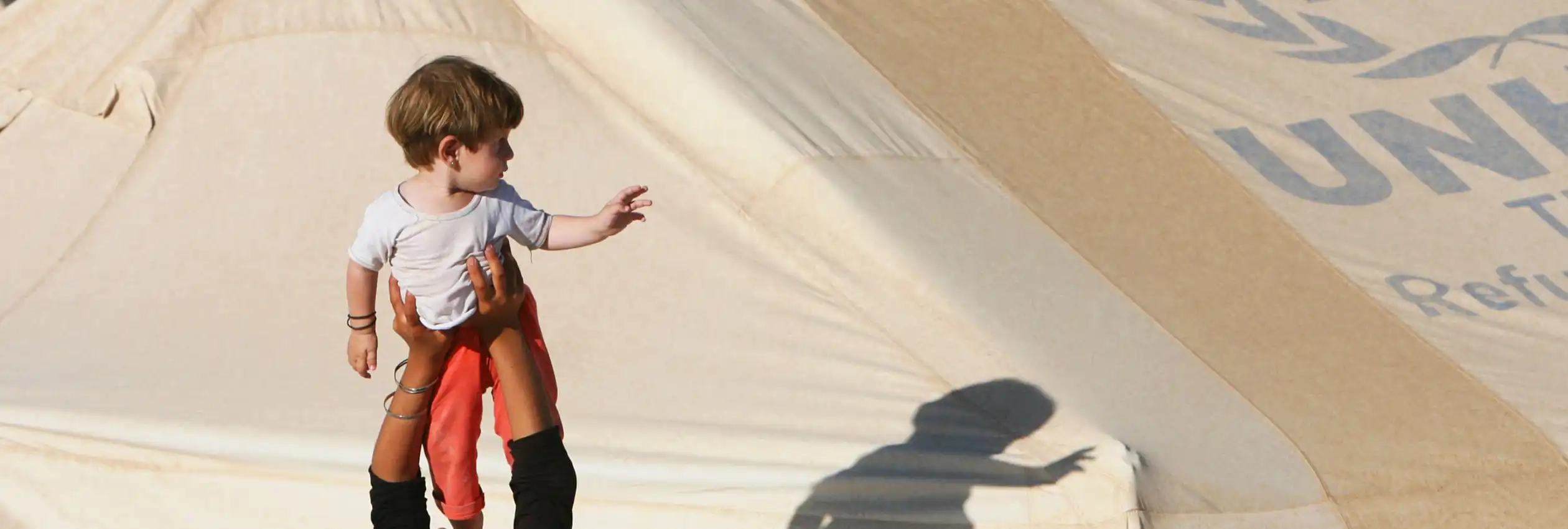 turkey_syrian-girl-playing-with-a-young-child